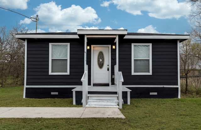 451 FERRIS AVE Gallery 1