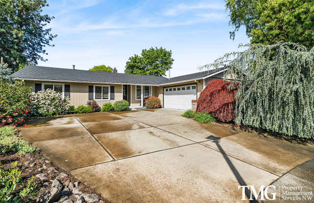 Cul De Sac Home in the Somerset West Neighborhood of Portland photos photos