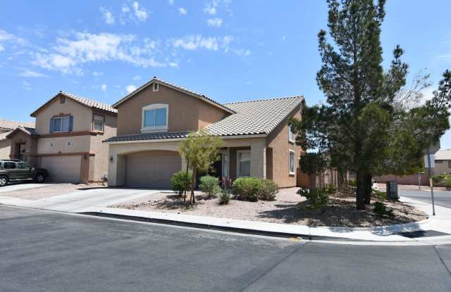 4-Bedroom Corner-Lot Home with Vaulted Ceilings and a Huge Backyard Gallery 4