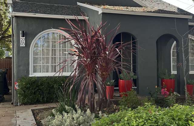 Charming 1 Bedroom 1 Bath Historic Duplex, Land Park-Curtis Park Area SEE VIDEO - 2707 Freeport Boulevard, Sacramento, CA 95818