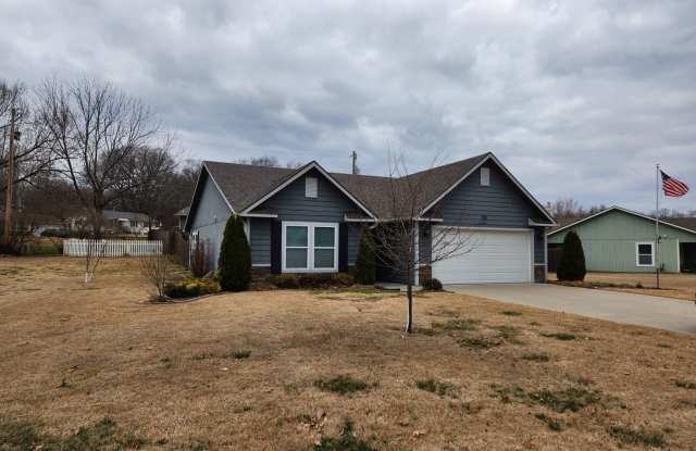 Beautiful newer home with everything on main level in Seaman Schools Gallery 4