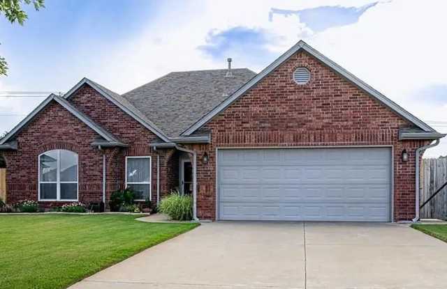 Beautiful 3-Bedroom Midwest City Home with Study, Community Pool & Cul-de-Sac Location Gallery 1