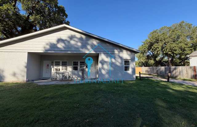 2 Bed, 1 Bath Home with Fenced Yard, Pets OK - $1,025/mo Gallery 1