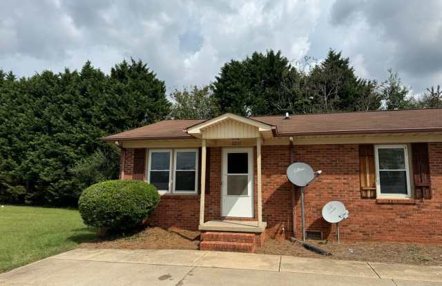 Two Bedroom Duplex in Lincolnton - 2233 Rose Street, Lincolnton, NC 28092