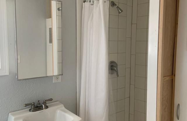 Hard to find 1 bdrm, 1 bath house with carport. Gallery 4