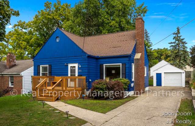 Spacious 3-Bedroom Home in Alger Heights – Modern Kitchen, Private Yard Garage photos photos Spacious 3-Bedroom Home in Alger Heights – Modern Kitchen, Private Yard Garage photos photos