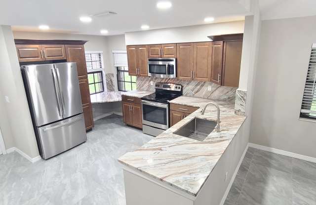 1002 Stonybrook Cir Gallery 3