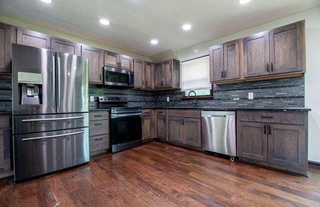 SPACIOUS 3 Bedroom / 2.5 Bath off 120th and Blondo photos photos
