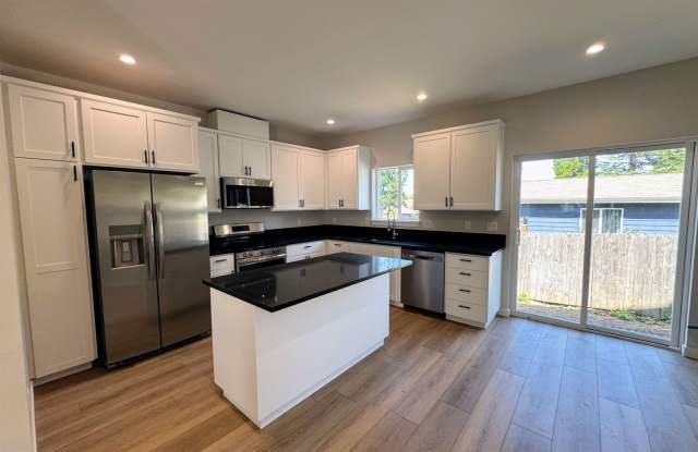 Newly Built 3 Bed, 2.5 Bath Cottage Homes with AC! Gallery 1