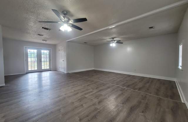 3 bed/1.5 Bath Near Lake Gallery 4
