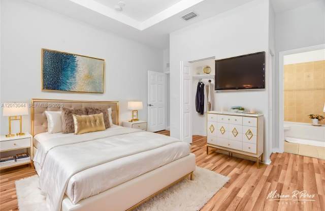 4967 SW 140th Ter Gallery 2