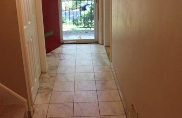 3720 WOODLAND Circle Gallery 2