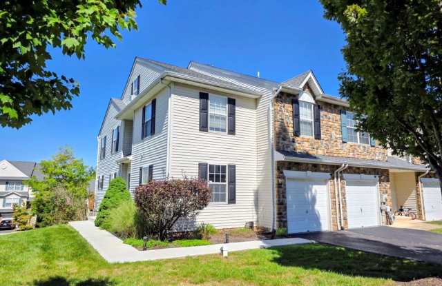 451 GLENN ROSE Circle Gallery 1