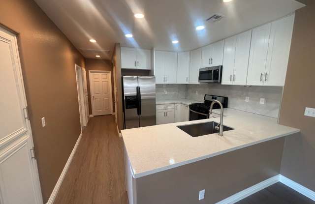 Beautiful 2-Bedroom Upper Corner Unit Townhome in Stevenson Ranch! Gallery 3