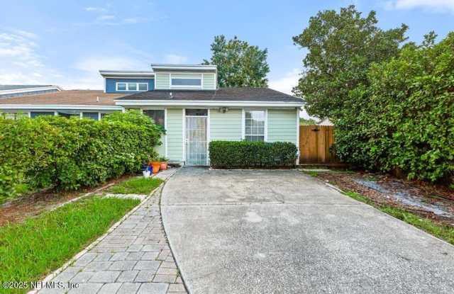 2 Bedroom with Loft Close to Town Center Gallery 1