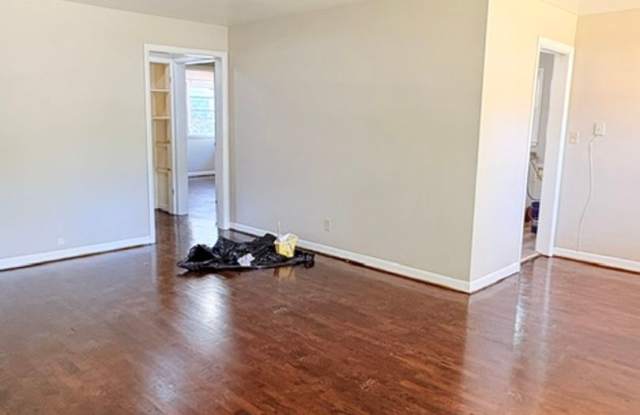 Lovely 2 Bedroom, 1 Bathroom close to OTC Gallery 4