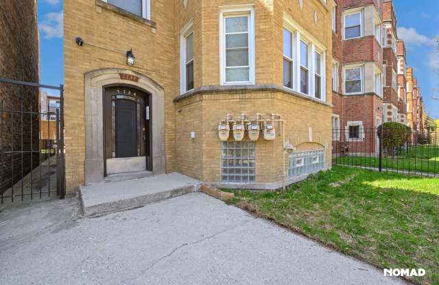 Charming 3BR Duplex in South Shore. Non smoking apartment. Close proximity to CTA bus 79. 0.8 miles from metra electric south chicago line at Windsor park station o photos photos