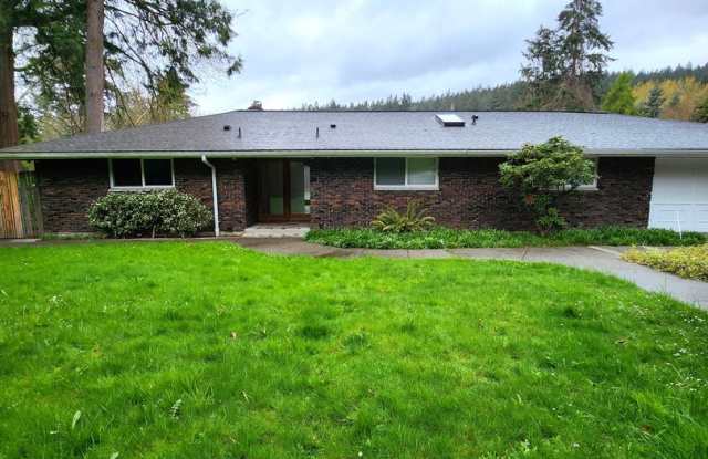 Charming duplex unit near Lynwood Center with private fenced yard, office and bonus room! photos photos