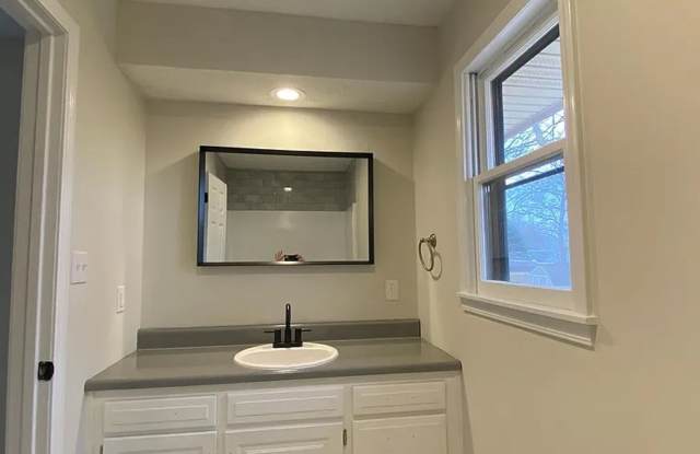 Charming 3-Bedroom Home in a Great South Springfield Location! Gallery 4