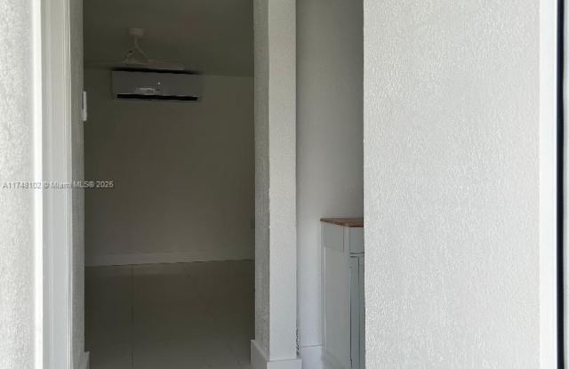 290 E 20th St - 290 East 20th Street, Hialeah, FL 33010