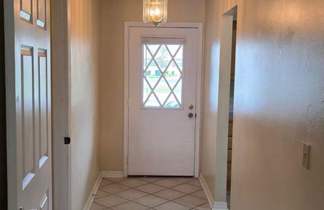 3 bed, 2 bath townhouse minutes from downtown Leesburg. Gallery 4