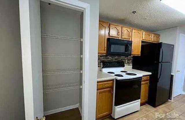Room in 3 Bedroom Home at Arlyn Cir Gallery 4