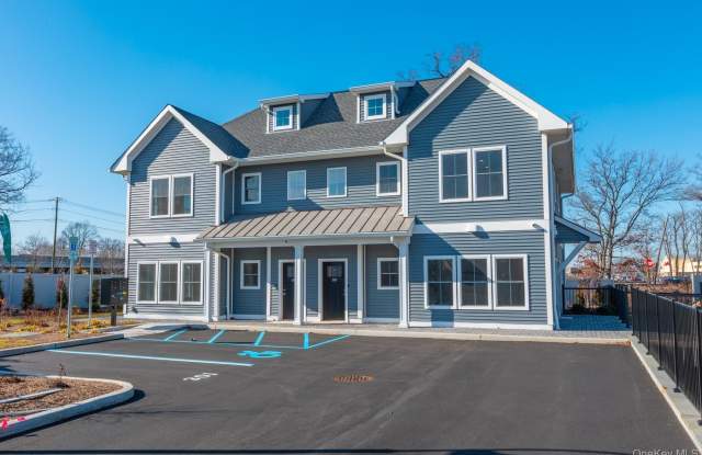 843 Lake Boulevard unit: 301 - 843 Lake Boulevard, North Lindenhurst, NY 11757