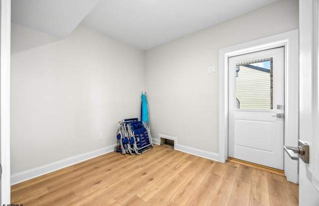 208 N Surrey Ave Gallery 3