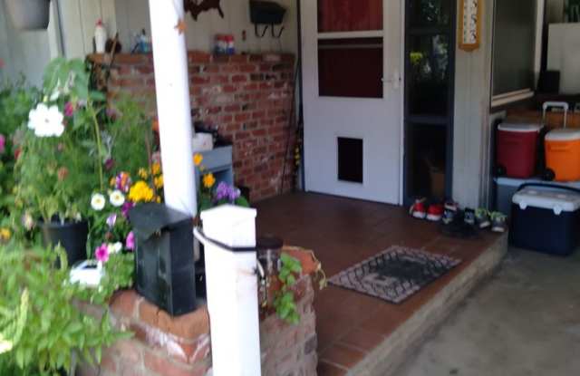 Amazing 3 bed 2 bath home with Fireplace - 353 W Madrone St - Move in Special $300 off first months rent!! Gallery 3