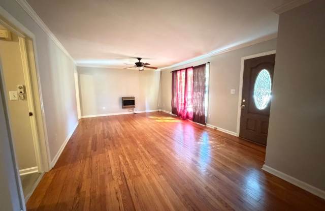 2 Bedrooms, 1.5 Bath - Home in Garden Lakes! Gallery 4