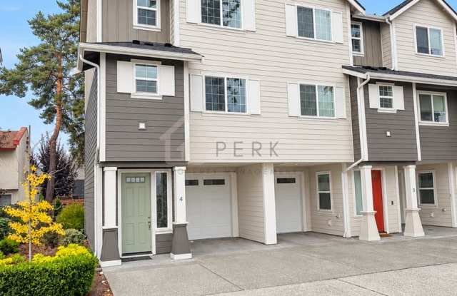 Puyallup Townhome with 2 Ensuite Bedrooms, Central A/C & Garage Gallery 1