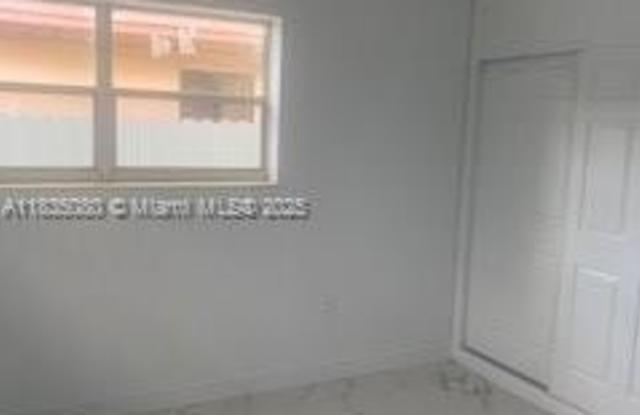 75 NE 172nd St photos photos