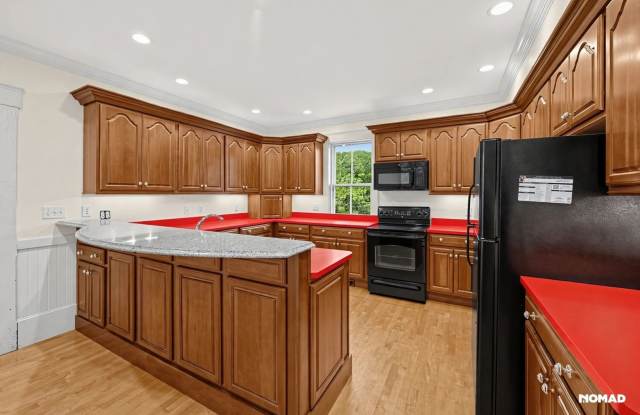 Spacious 6BR House in Fitchburg Gallery 1