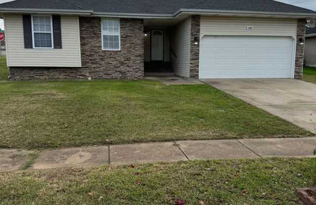 3 bed, 2 bath, 2 car garage. - 630 North Cottonwood Avenue, Republic, MO 65738