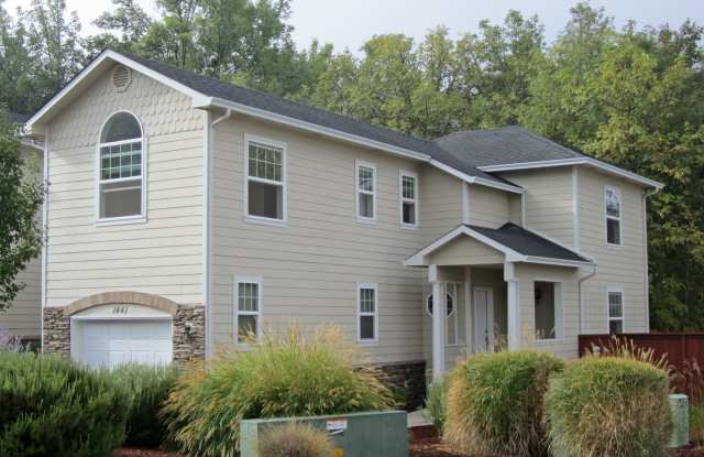 1441 NE Four Seasons Dr - 1441 Northeast Four Seasons Drive, Roseburg, OR 97470