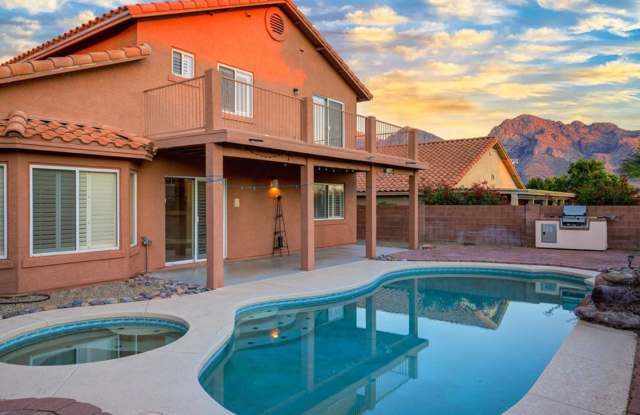 5 Bedroom + Den that can be used as a bedroom with a wardrobe for clothing, 2.5 Bathroom - 10527 North Camino Rosas Nuevas, Oro Valley, AZ 85737
