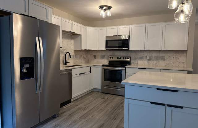 Spacious Living in a Convenient Summerville Location Gallery 1