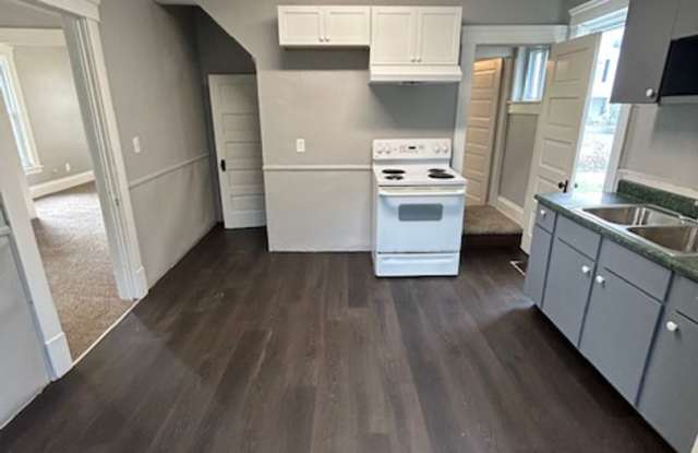 3 Bed - 1 Bath Single Family Home in Elyria - 517 Dewey Avenue, Elyria, OH 44035