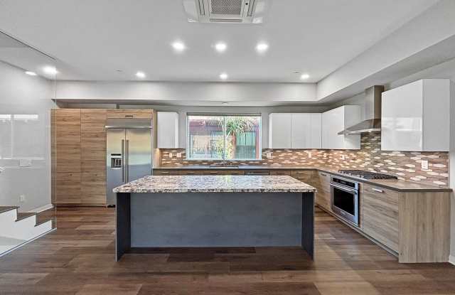 Beautiful  Spacious 3BD/4BA Home in Bankers Hill W/ A/C, Washer/Dryer,  2-Car Garage! photos photos