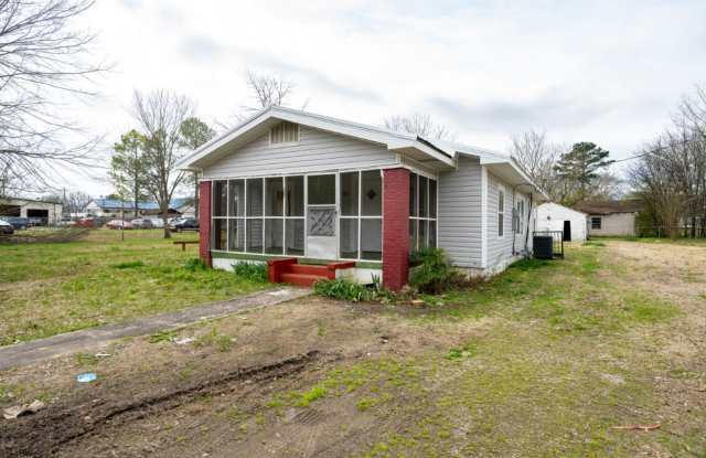 Charming 3BR Retreat in Dolomite – Renovated & Pet-Friendly! Gallery 3