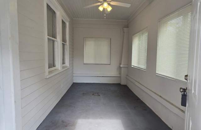 Beautifully maintained 1920s cottage in Cuyler-Brownsville neighborhood Gallery 4