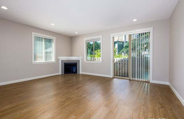 Pre-Leasing 3 Bedroom Townhome W/Garage photos photos