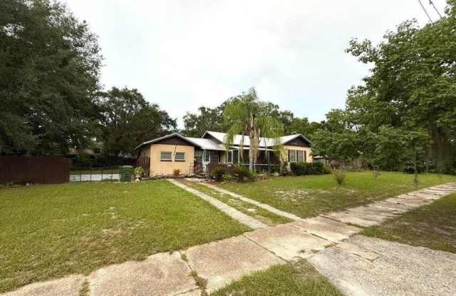 125 W FOREST PARK Drive - 125 West Forest Park Drive, Palatka, FL 32177