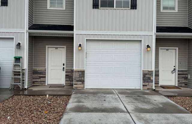 Nice 3 bedroom 2.5 bathroom townhome. photos photos