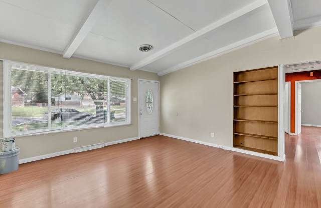Spacious 3 Bdrm Single Family Home Available for move in! Gallery 4