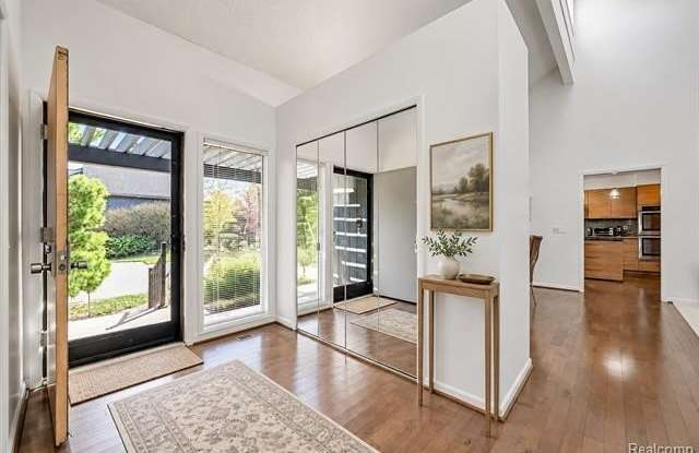 5950 Pinetree Drive Gallery 3