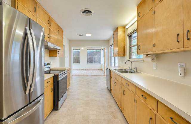 604 Bellevue Pl - large 1 story 6 bed 5 bath house with large back yard walking distance to UT. Gallery 4