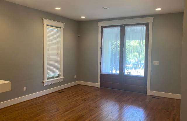 Vanderbilt Place - Wonderful Location 3 bedrooms/3 1/2 baths Gallery 4