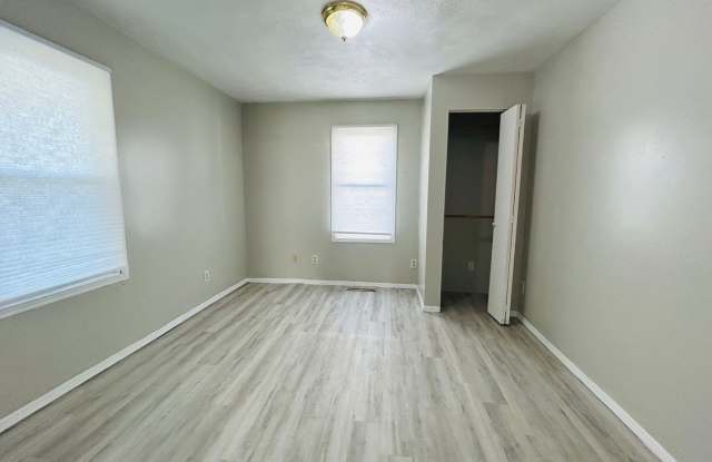 For Rent: 1213 W 17th St. 2 bedroom 1 bathroom Home! Nice porch! Nice back yard! New flooring! Washer & dryer hookups! Gallery 4