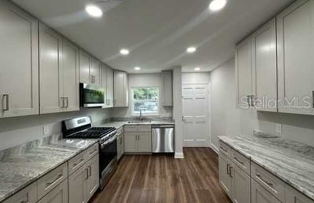 100 EL CAMINO DR Gallery 4